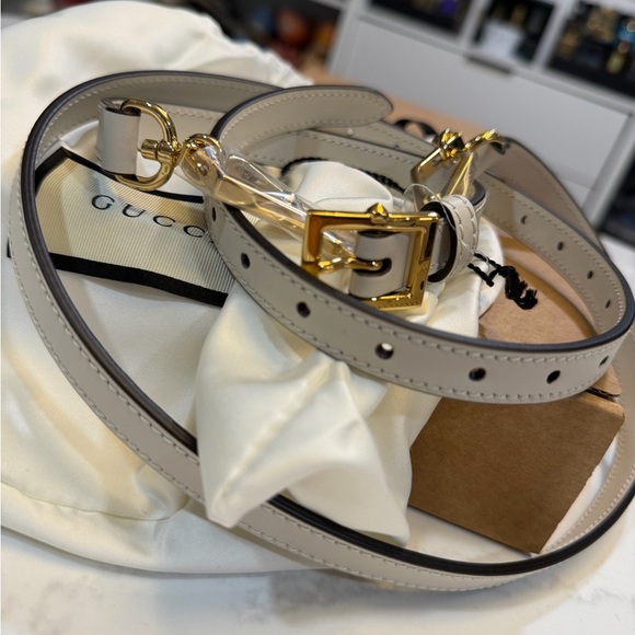 Gucci White leather straps with gold accent - NEW - Picture 6 of 10